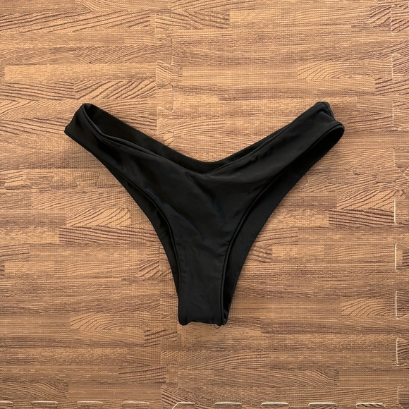 BLACK V BIKINI BOTTOMS SIZE MEDIUM - Picture 1 of 2